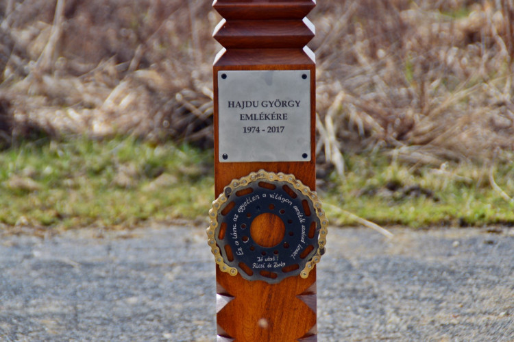 Kopjafa avatás a halálra gázolt motoros emlékére