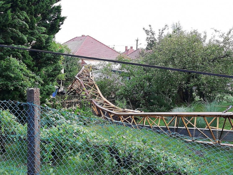 Daru dőlt lakóházak közé Sárváron