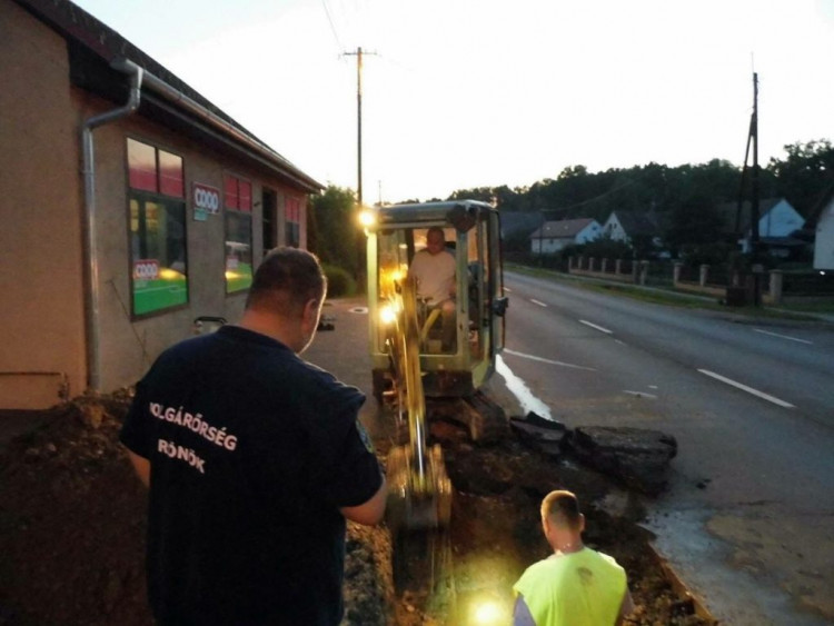 Csőtörést észleltek a polgárőrök Rönökön