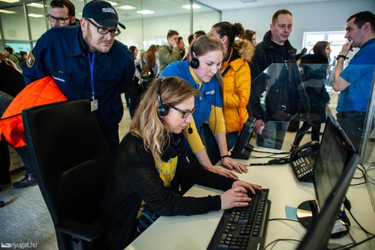 NYÍLT NAP A 112-ES HÍVÁSFOGADÓ KÖZPONTBAN