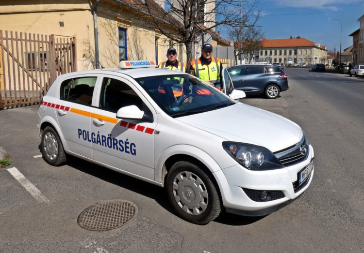 MEZTELENÜL SÉTÁLT SÁRVÁRON, POLGÁRŐRÖK TARTÓZTATTÁK FEL