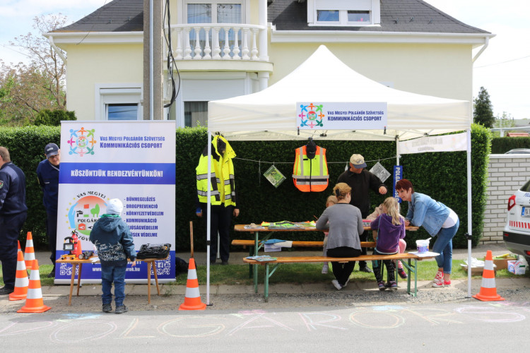 Herényi virágút polgárőrökkel