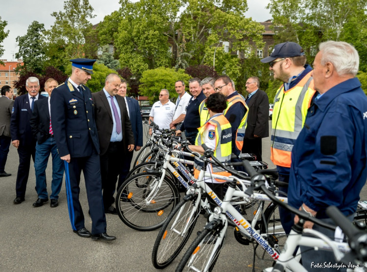 KERÉKPÁROKAT ADTAK ÁT A POLGÁRŐRÖKNEK