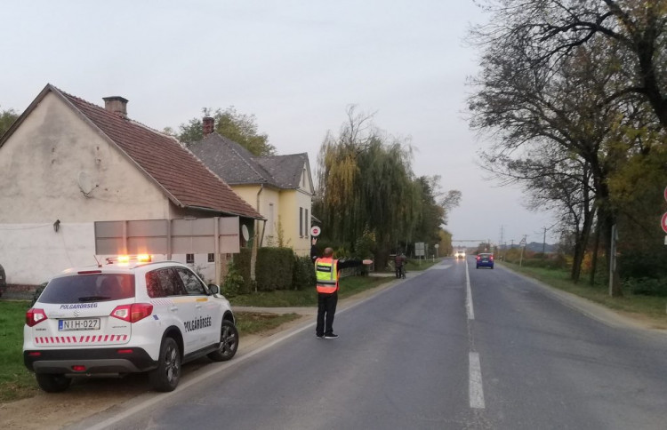 Baleset miatt tereltek a polgárőrök Rönökön