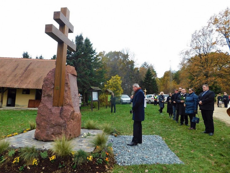 Emlékmű szentelés Rönökön