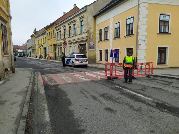 Aszfaltozási munkákat segítettek Kőszegen