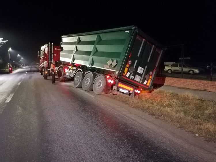 Kamionbalesetnél segédkeztek a polgárőrök Rönökön