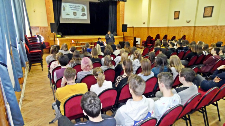 Sárvári polgárőrök az iskolákban