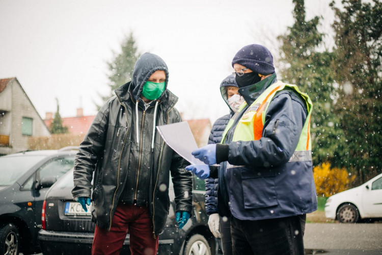 Szombathelyen összefogtak az önkéntesek, hogy mindenki megkapja a védőmaszkokat