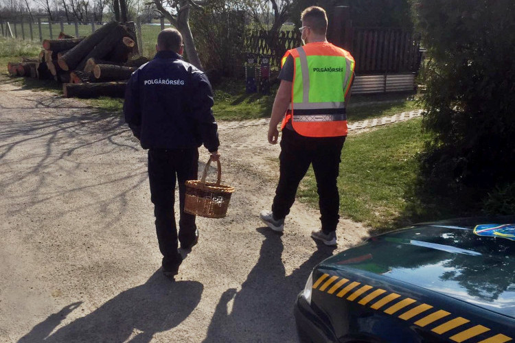 Saját készítésű szájmaszkokat osztottak a rábapatyi polgárőrök