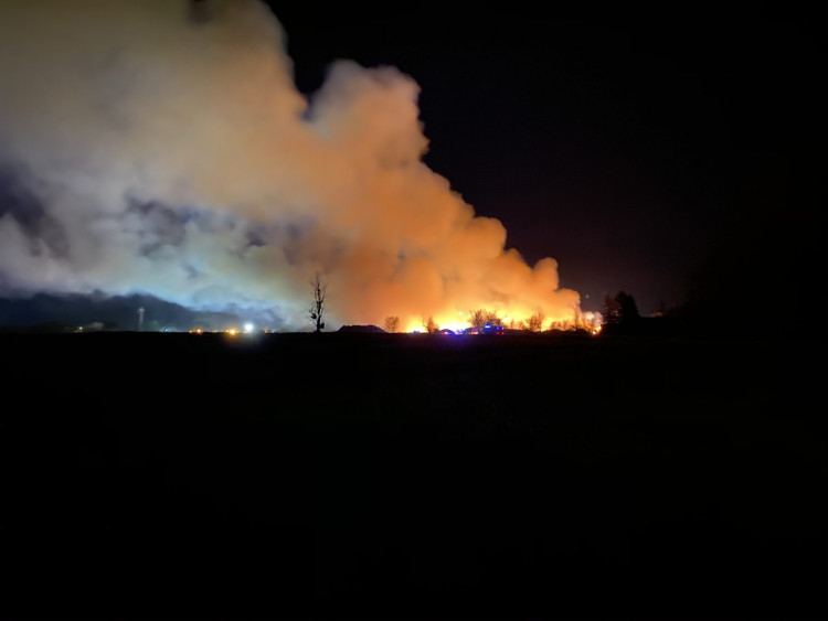 Hatalmas lángokkal égett fanyesedék és hulladék Szombathelyen