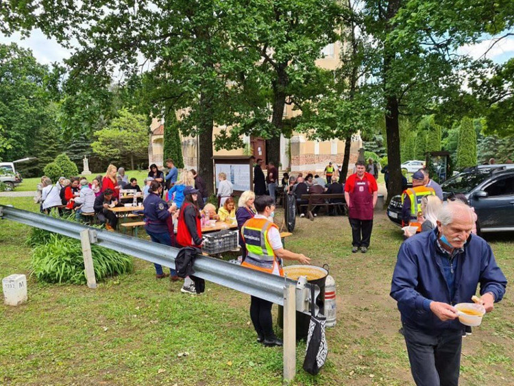 Pünkösdi szentmise biztosítása Rönökön