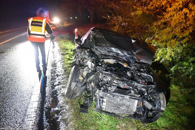Két személygépkocsi ütközött a 84-es számú úton