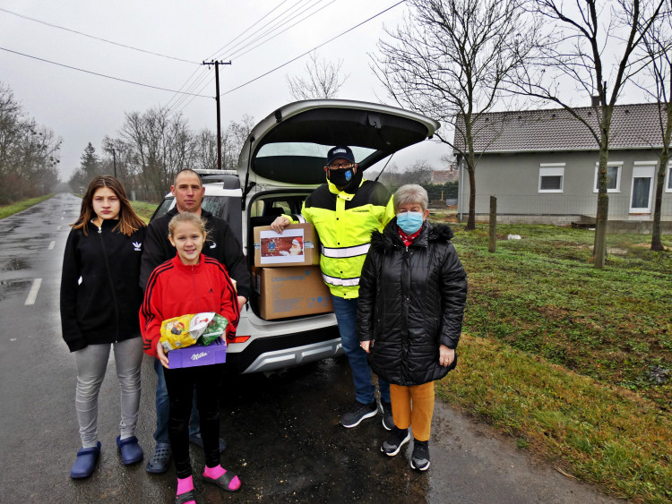 Idén sem maradhatott el a nagycsaládos polgárőr adomány