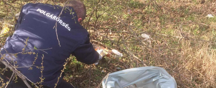 Egy zsák szemétgyűjtési felhívás