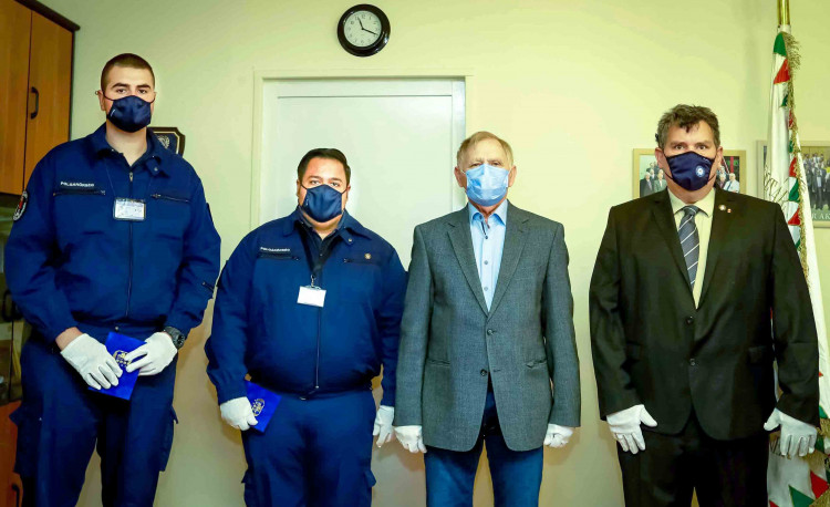 Dicséret a szülésnél segítő polgárőröknek