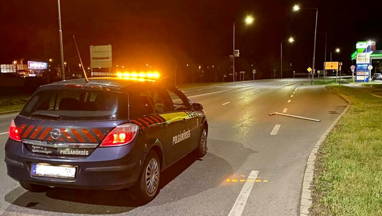 Igazoltatás elöl menekülő autós döntött ki táblákat Szombathelyen