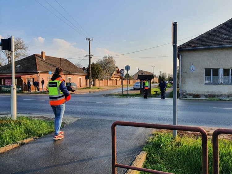 Segítik a biztonságos átkelést Vasszécsenyben