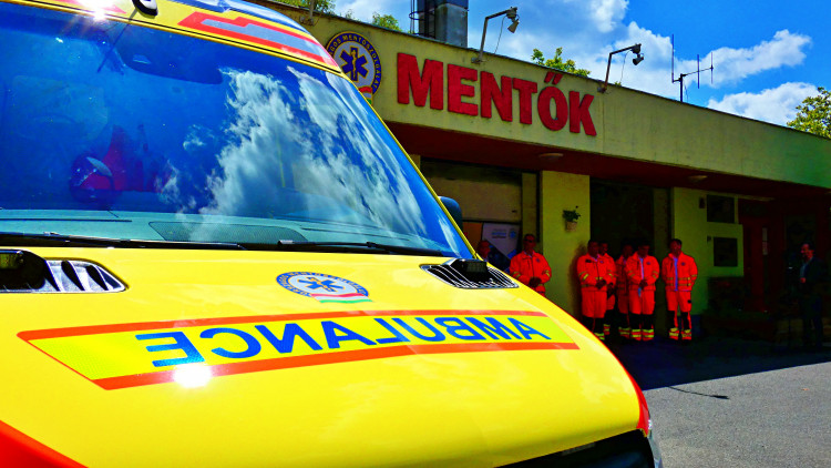 Új mentőautó átadása Sárváron