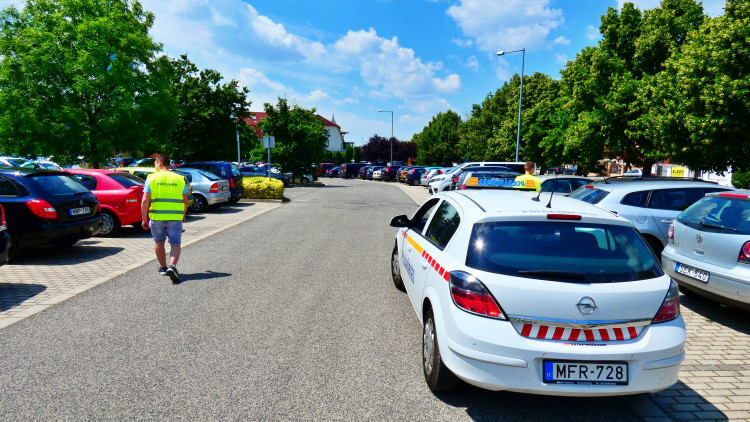 Közösségi szolgálatos diákok a sárvári polgárőrökkel