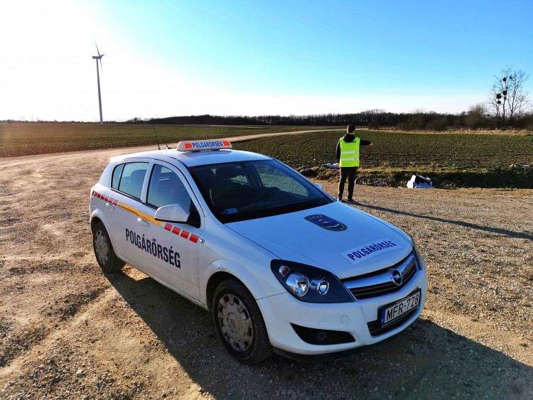 Közösségi szolgálatos diákok a sárvári polgárőrökkel.