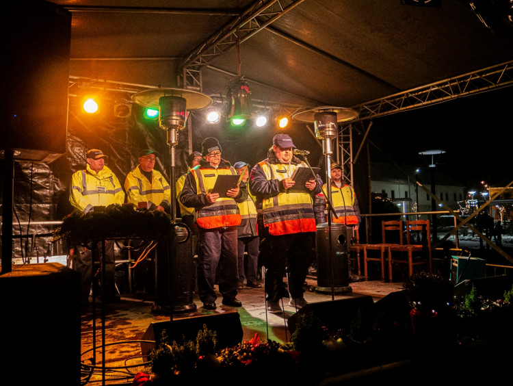 Fellobbant a harmadik adventi gyertya Sárváron