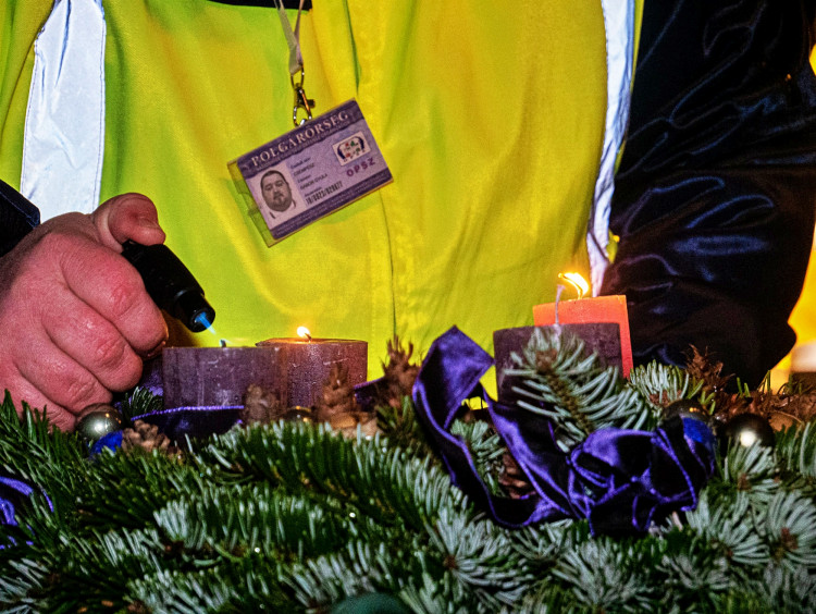 Fellobbant a harmadik adventi gyertyaláng Sárváron