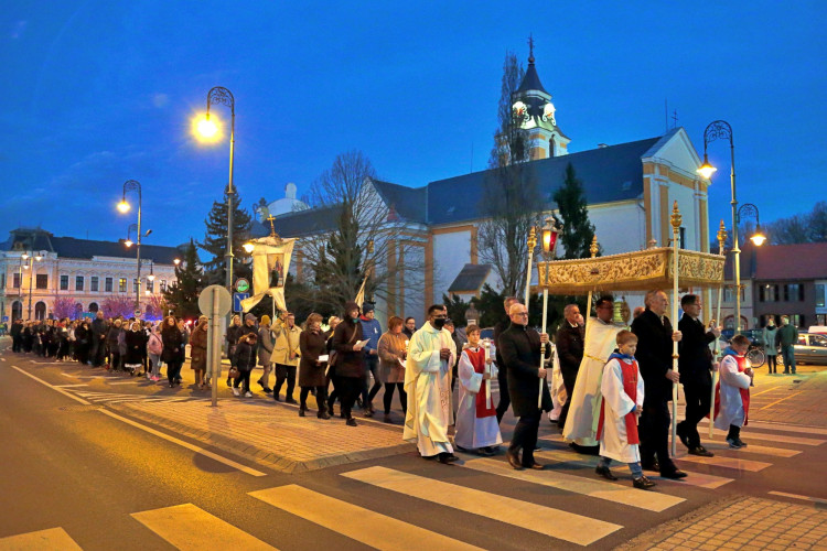 Húsvéti körmenet sárvári polgárőrökkel