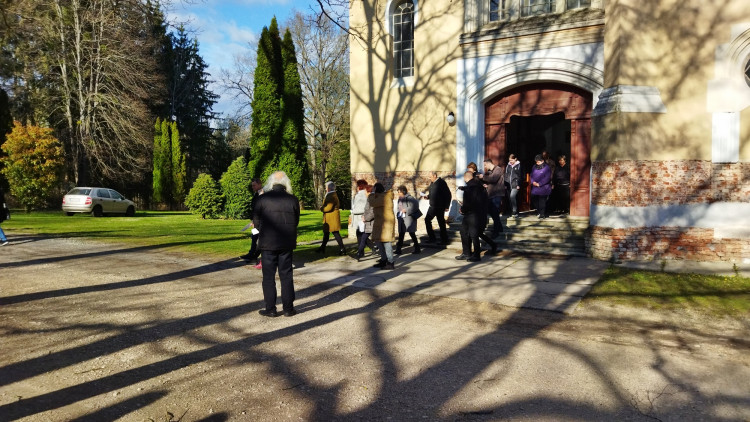 Nagyszombat a rönöki Szent Imre templomnál