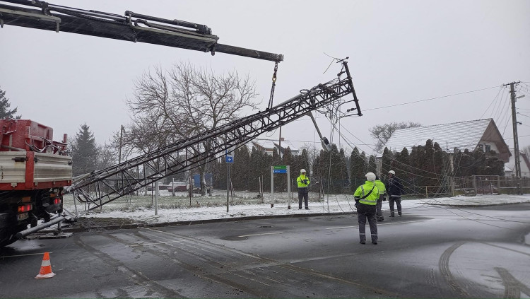 Villamos elosztó oszlopnak ütközött Bükön egy személygépkocsi