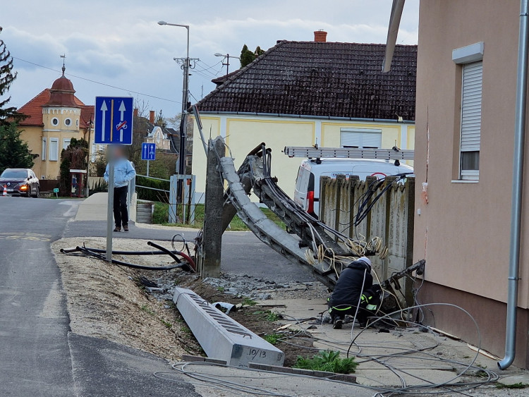 Villanyoszlopok döltek ki Csepregen