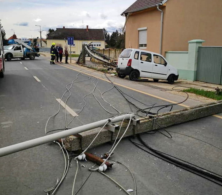 Villanyoszlopok dőltek ki Csepregen