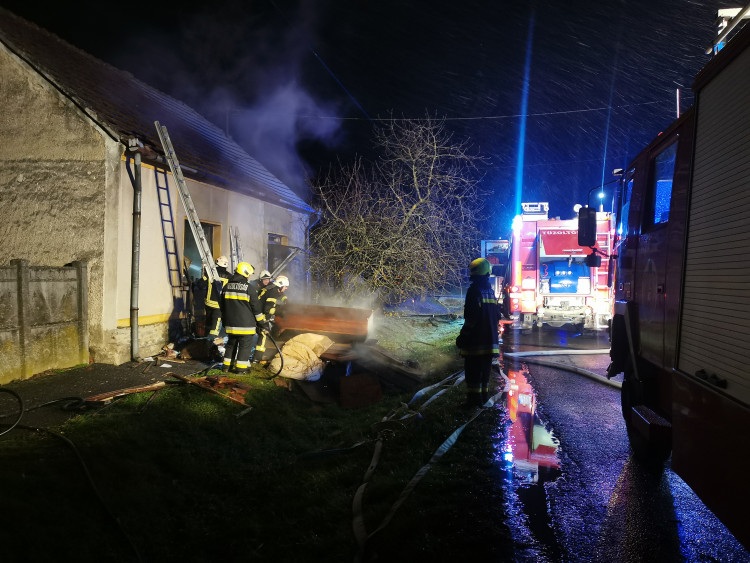 Lakóház gyulladt ki Bőn – egy sérültet kórházba szállítottak