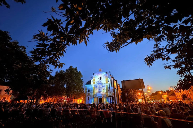 Sárvár legforgalmasabb utcáját varázslattá álmodták – polgárőrök vigyázták a biztonságot